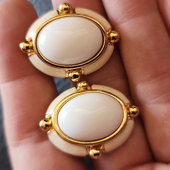 VTG Monet clip on earrings - Picture 5 of 8